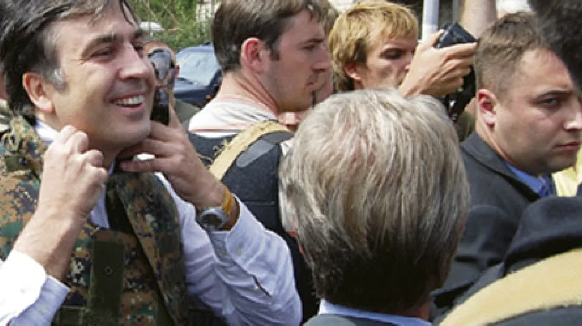 Prezydent Saakaszwili (w kamizelce kuloodpornej), Gori, 11 sierpnia 2008 r. /fot. Andrzej Meller / 