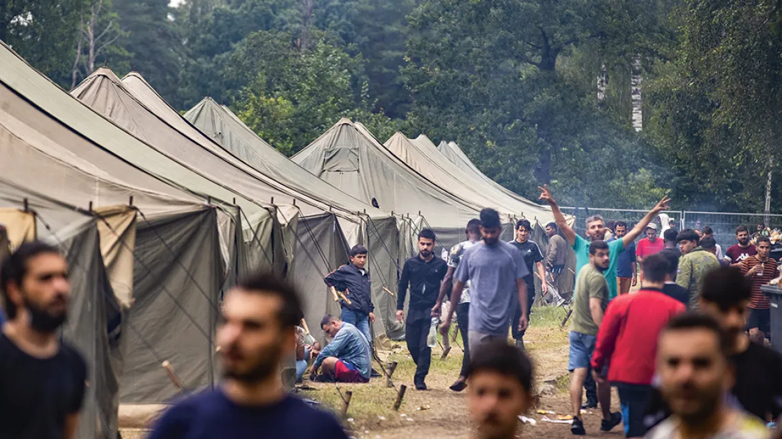 Nowo wybudowany obóz dla uchodźców na poligonie wojskowym w Rudninkach, niedaleko Wilna. Litwa, 4 sierpnia 2021 r. / MINDAUGAS KULBIS / AP / EAST NEWS