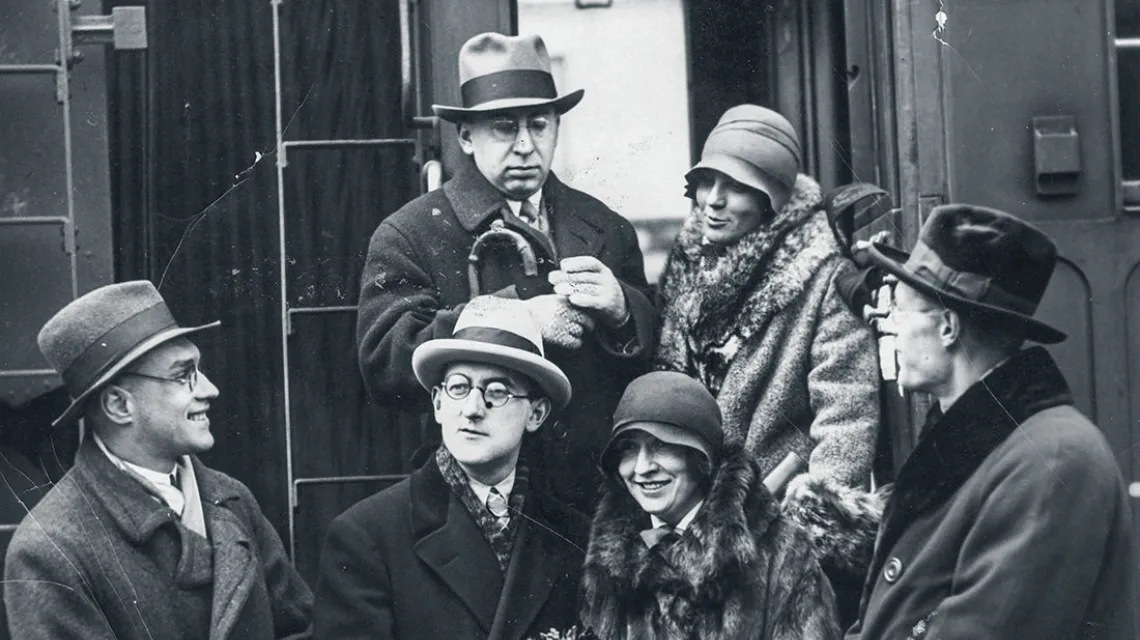Wyjazd polskich literatów do Pragi. Jarosław Iwaszkiewicz (pierwszy z lewej), Antoni Słonimski (u góry), Jan Lechoń (drugi z lewej), Kazimierz Wierzyński (pierwszy z prawej), z tyłu stoi Maria Morska-Knaster, Warszawa, 1928 r. / NAC
