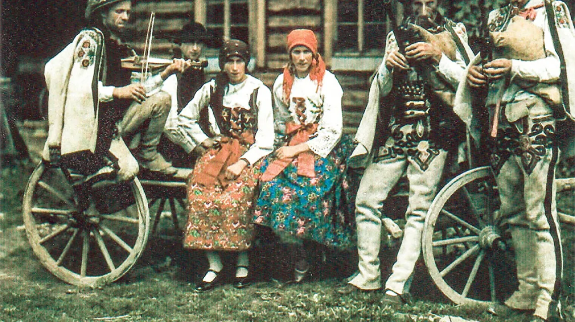 Stanisław Budz Mróz (w środku) z synem Janem (po prawej), córkami i zięciem Janem Trebunią-Tutką (po lewej), Poronin, ok. 1928 r. / JAN WIERZEJSKI