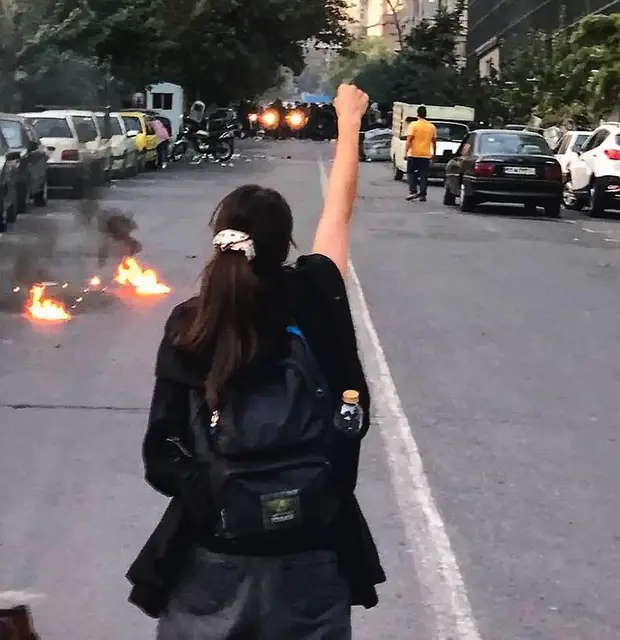 Irańskie kobiety protestują po śmierci Mahsy Amini, która zmarła po zatrzymaniu przez policję do spraw moralności za niewłaściwy strój. Teheran, 19 września 2022 r. / SALAMPIX / ABACA PRESS / FORUM