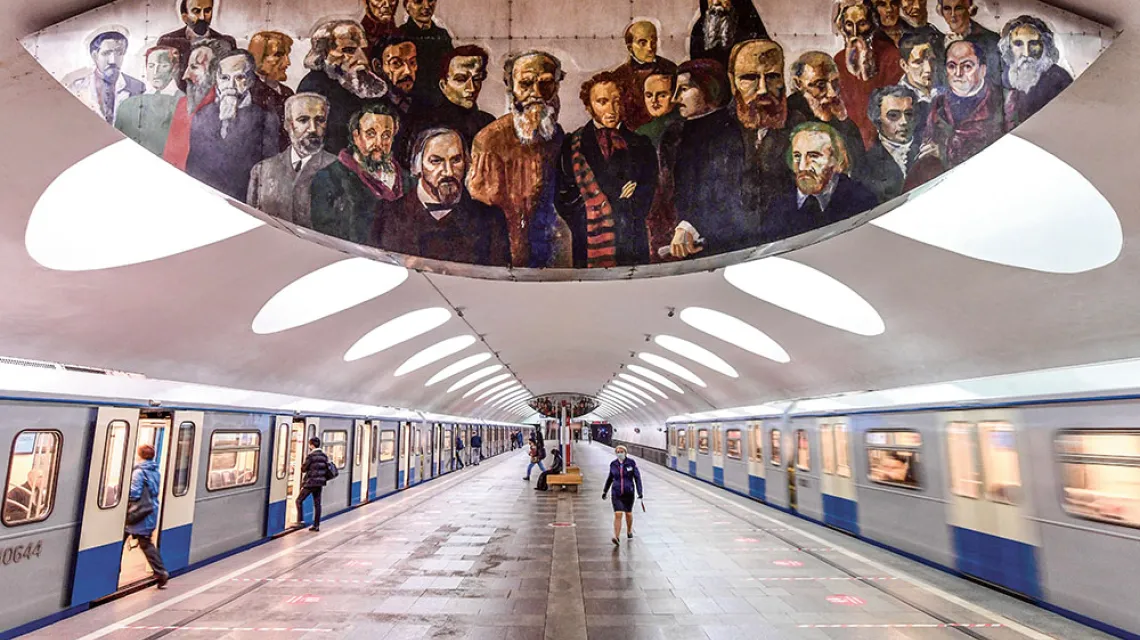 Stacja metra Otradnoje z freskiem przedstawiającym znanych rosyjskich malarzy i kompozytorów. Moskwa, 26 maja 2020 r. / KIRILL KUDRYAVTSEV / AFP / EAST NEWS