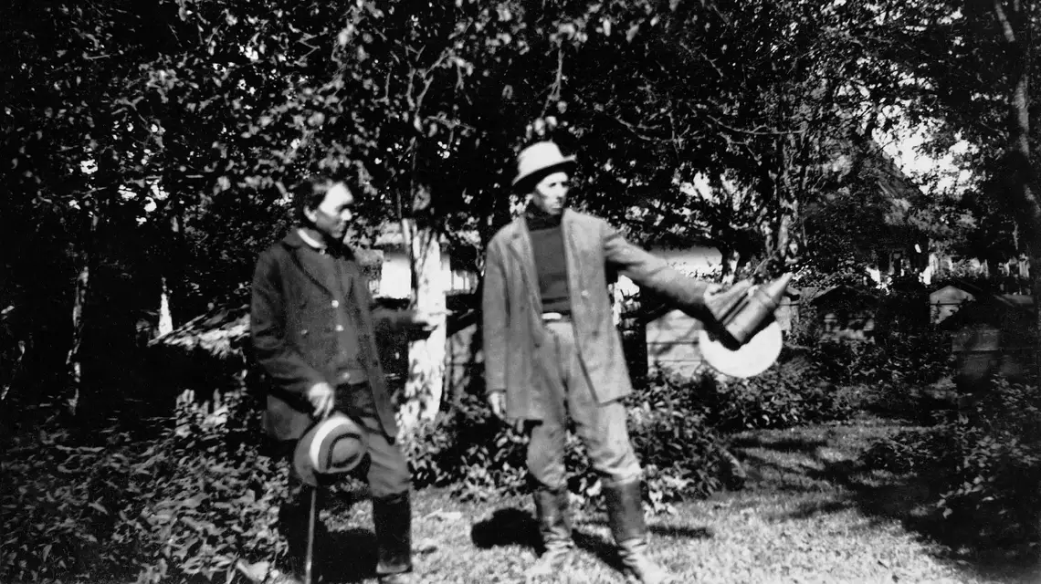 Stanisław Bojarczuk (z lewej) w pasiece przyrodniego brata ok. 1930 r. / fot. z wystawy pt. "Genius loci kresowego partykularza. Krasnystaw Stanisława Bojarczuka", przygotowanej przez Mariusza Kargula i Dariusza Włodarczyka / 