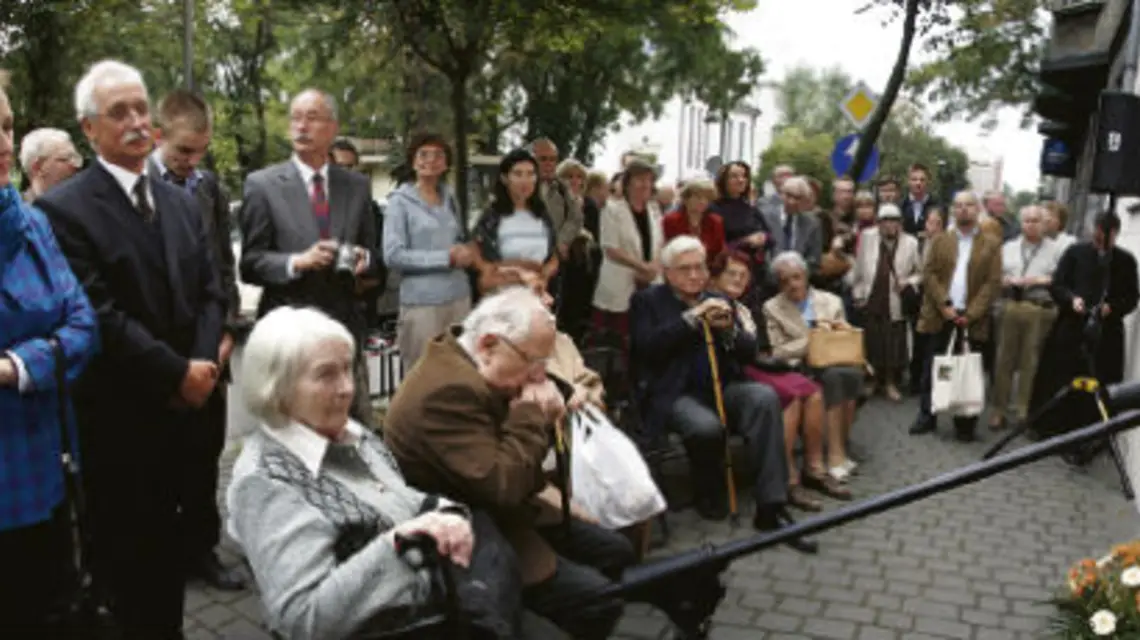 Odsłonięcie tablicy upamiętniającej Hannę Malewską, przemawia Halina Bortnowska, 25. 09. 2009 r. /fot. Danuta Węgiel / 
