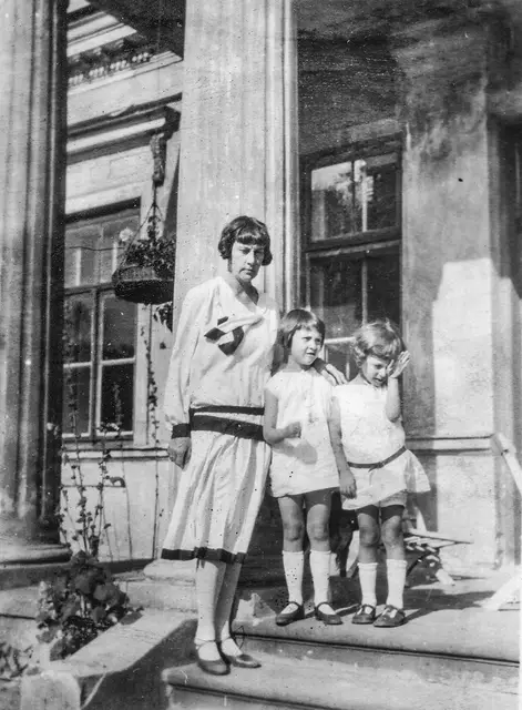 Nina Morstin z dziećmi Barbarą i Władysławem przed dworem w Bieganowie, koniec lat 20. XX w. / ARCHIWUM RODZINNE AGNIESZKI MORSTIN