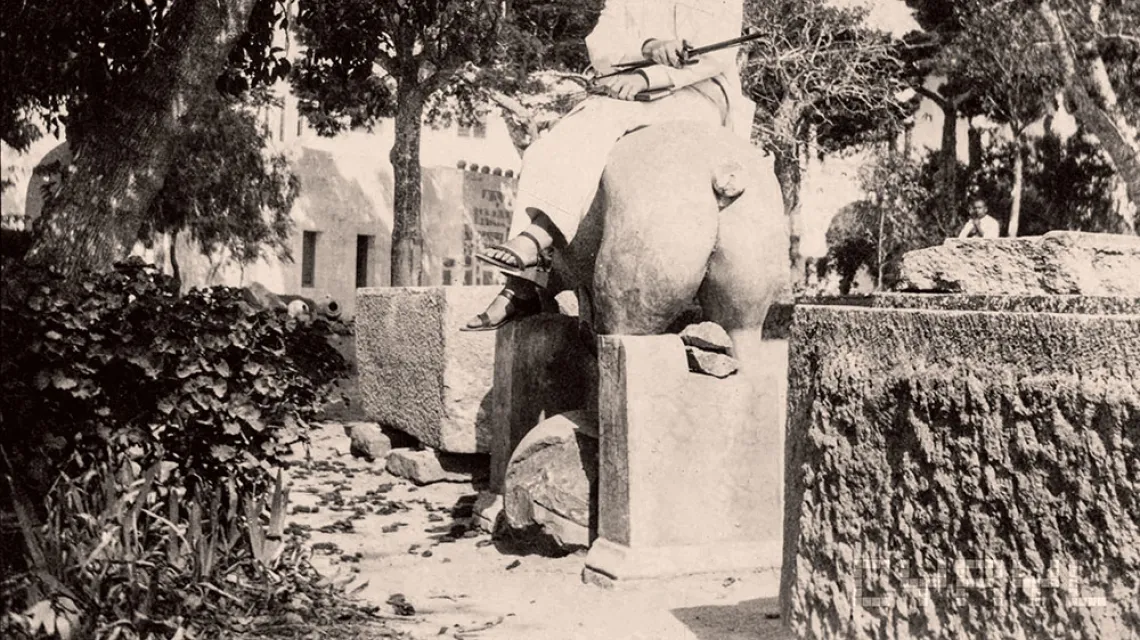 W czasie podróży stypendialnej do Włoch w 1903 r. Nowowiejski odwiedził w Kartaginie brata, ks. Rudolfa. Opis na odwrocie mówi, że siedzi na rzeźbie konia sprzed 2300 lat, odkrytej 2 miesiące wcześniej przez archeologa Alfreda Louisa Delattre’a. / 