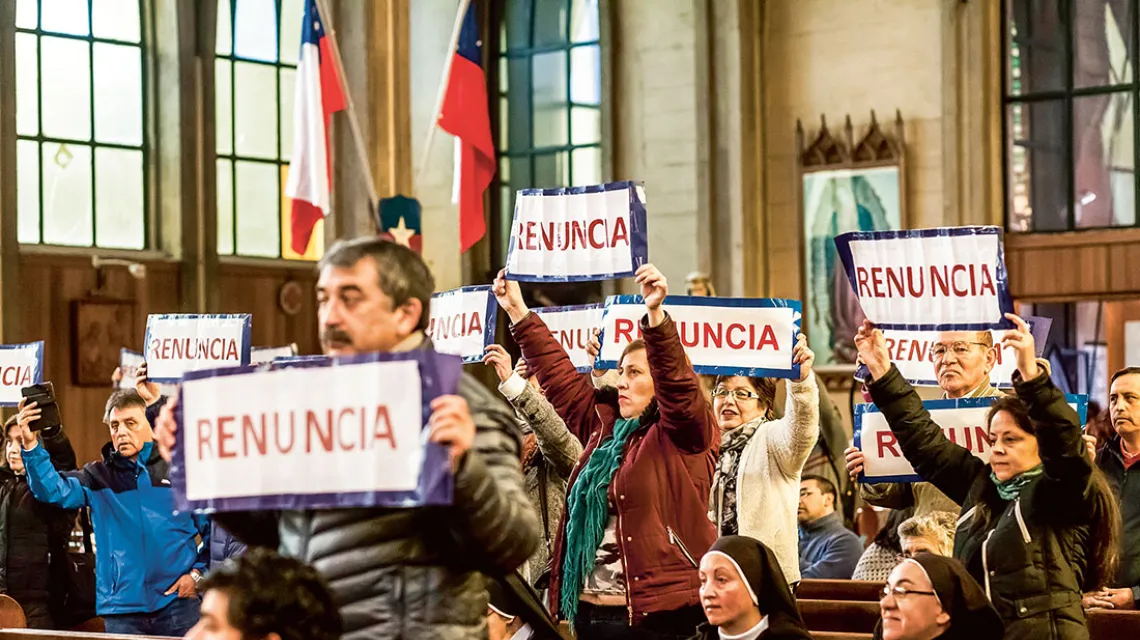 Wierni domagają się odejścia z urzędu biskupa Osorno, Chile, wrzesień 2017 r. / FERNANDO LAVOZ / NURPHOTO / GETTY IMAGES