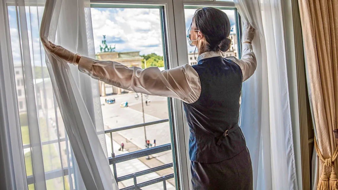 Przygotowania do przyjęcia gości w hotelu Adlon Kempinski. Berlin, 26 maja 2020 r. / Maja Hitij / Getty Images