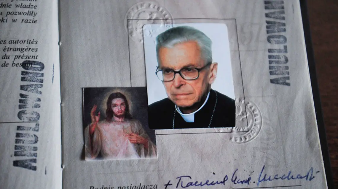Strona z paszportu kard. Franciszka Macharskiego, izba pamięci w sanktuarium Ecce Homo w Krakowie, sierpień 2019 r. / / Fot. Adam Wojnar dla „TP”