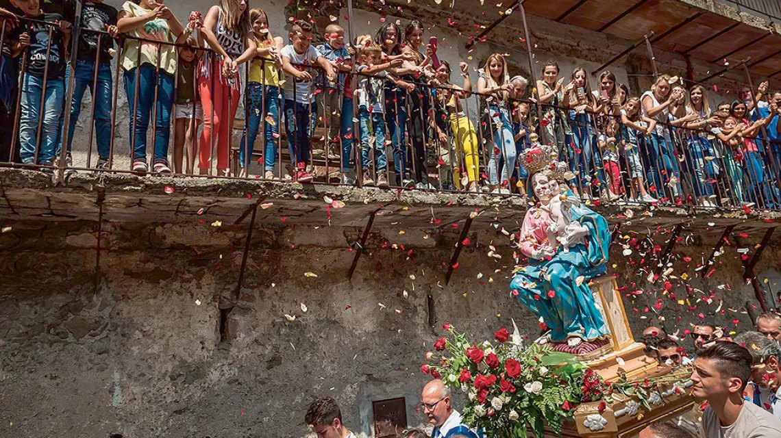 Procesja z figurą Matki Bożej wokół sanktuarium Madonna di Polsi, San Luca, sierpień 2015 r. W toku śledztwa prowadzonego przez włoską prokuraturę w 2017 r. ustalono, że to górskie sanktuarium było miejscem spotkań najważniejszych bossów. / PACIFIC PRESS / ALAMY / FORUM