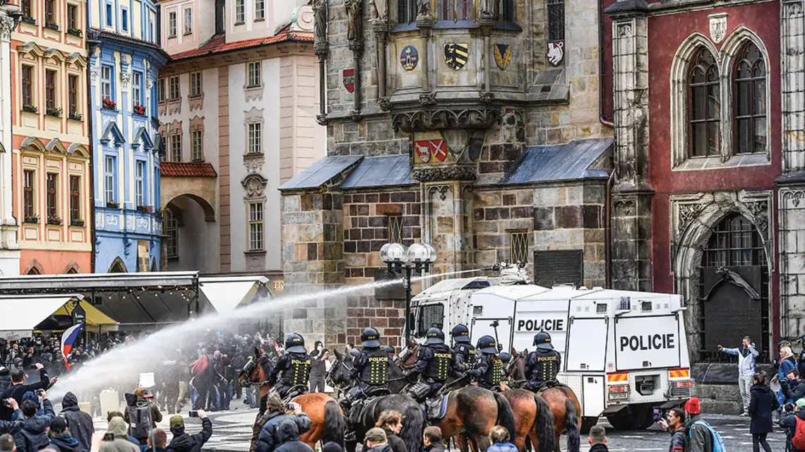 Protest w Pradze przeciw restrykcjom sanitarnym zamienił się w starcia demonstrantów z policją, 18 października 2020 r. / ONDREJ DEML / CTK / PAP