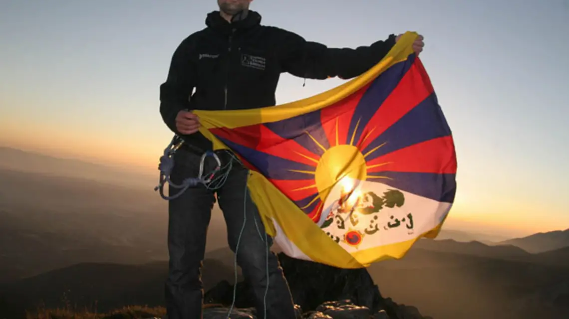 Tybet na Giewoncie - flagę rozkłada Michał Kowalski, inicjator akcji, znany narciarz ekstremalny z Zakopanego i dyrektor festiwalu Spotkania z Filmem Górskim /fot. Bartek Dobroch / 