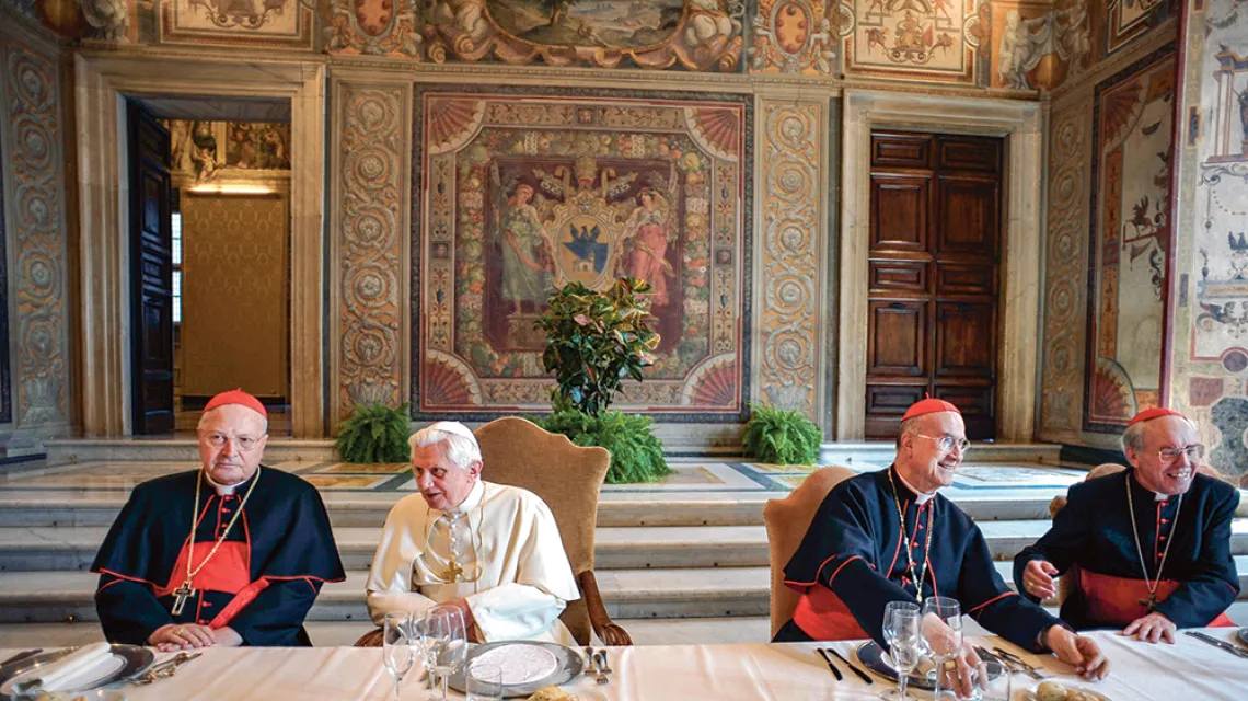 Od lewej: kard. Angelo Sodano, papież Benedykt XVI, kard. Tarcisio Bertone, kard. Giovanni Battista Re podczas obiadu z okazji 5. rocznicy pontyfikatu, Watykan, 20 kwietnia 2010 r. / L'OSSERVATORE ROMANO / GETTY IMAGES