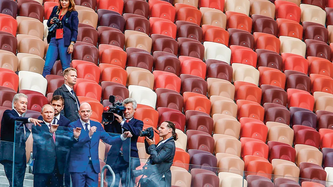 Władimir Putin i prezydent FIFA Gianni Infantino (po prawej) wizytują stadion na Łużnikach. Moskwa, wrzesień 2017 r. / SEFA KARACAN / ANADOLU AGENCY / GETTY IMAGES