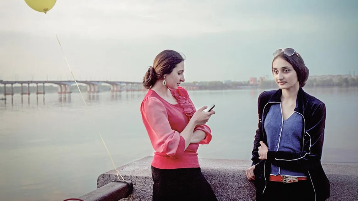 Dniepropietrowsk – nazwa zmieniona na Dniepr, kwiecień 2014 r. Dwie romskie siostry, Rusłana (16 lat) i Milana (19 lat), na wieczornym spacerze wzdłuż brzegu Dniepru. / 