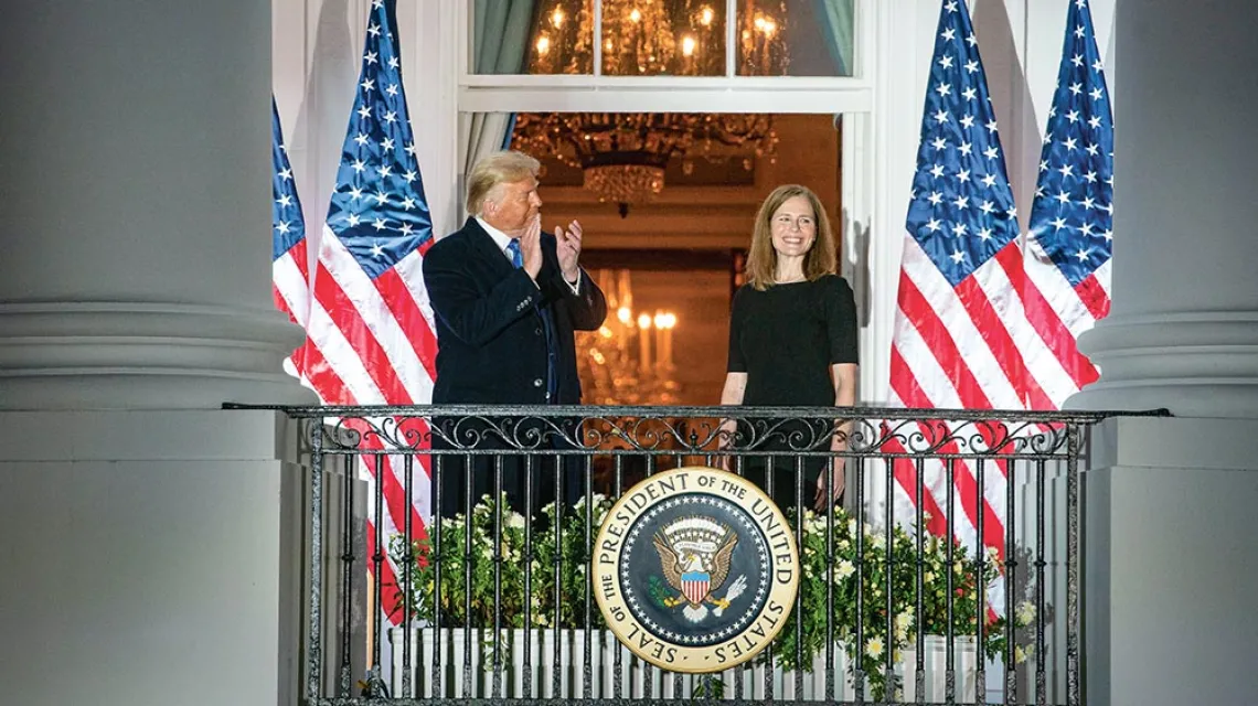 Donald Trump i Amy Coney Barrett na balkonie Białego Domu podczas ceremonii jej zaprzysiężenia do Sądu Najwyższego USA. Waszyngton, 26 października 2020 r. / AL DRAGO / BLOOMBERG VIA GETTY IMAGES