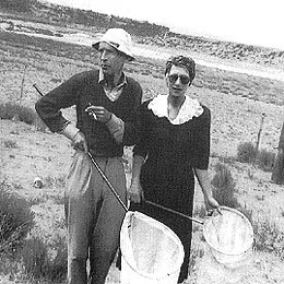 Véra i Vladimir z siatkami na motyle podczas pierwszej wycieczki po Ameryce, lato 1941 r. / 