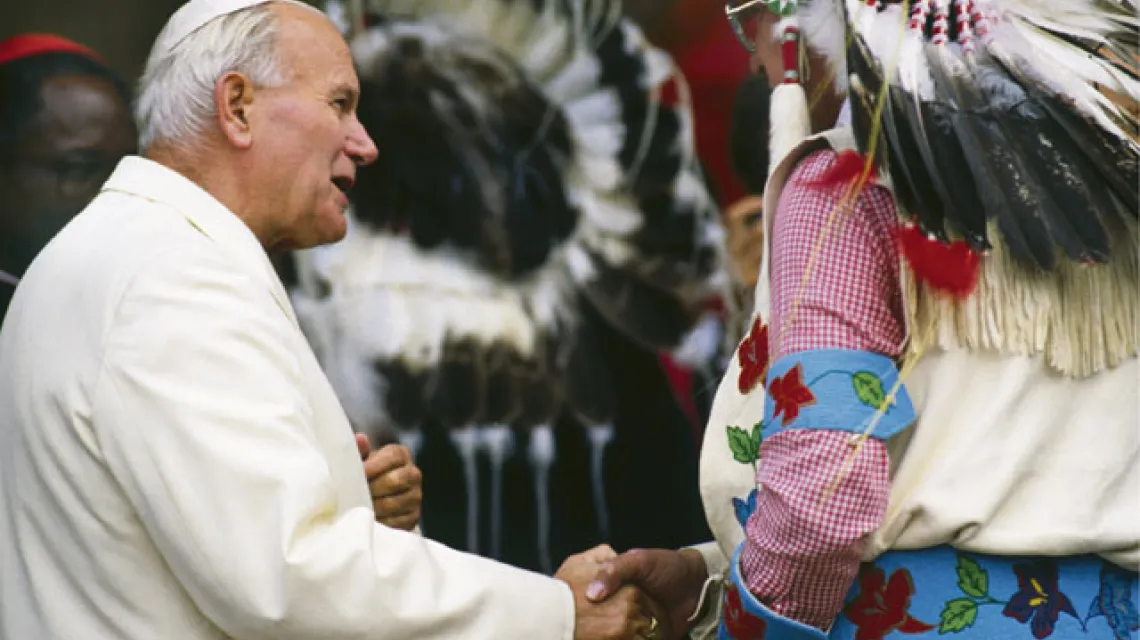 Jan Paweł II i wódz plemienia północnoamerykańskich Indian. Asyż, 27 października 1986 r. / fot. Gianni Giansanti / Sygma / Corbis / 