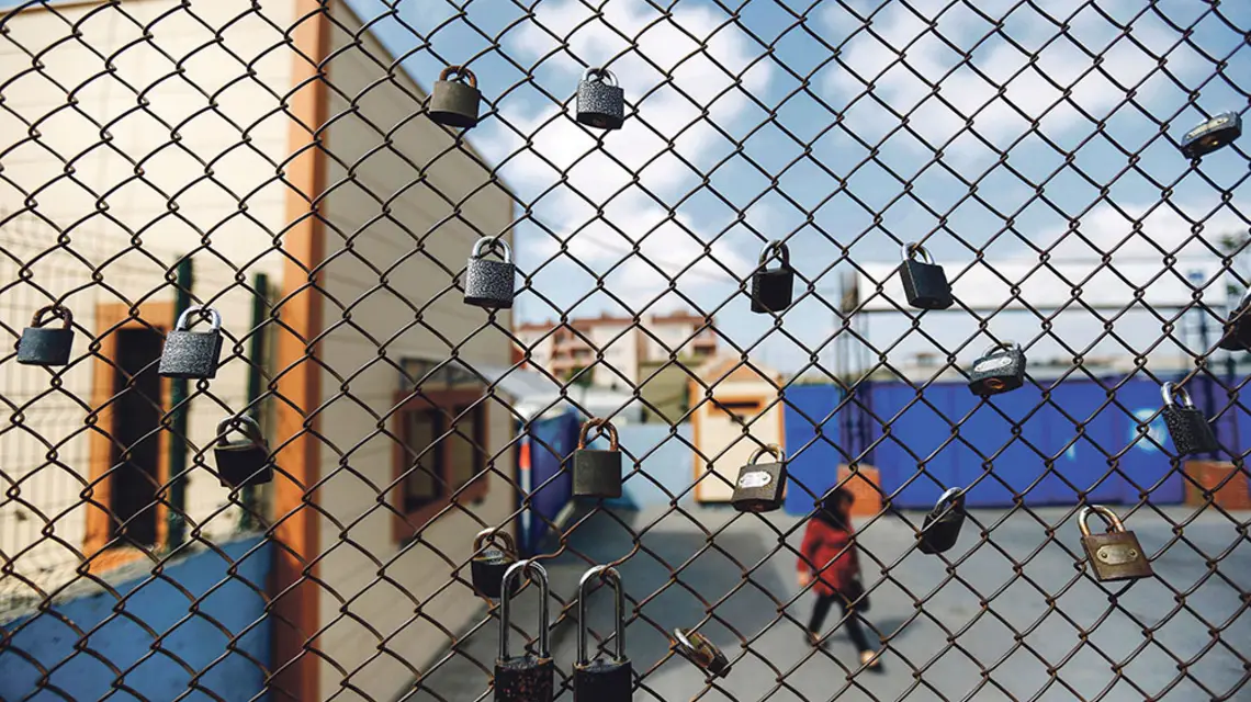 Więzienie w Stambule. Kłódki powiesili więźniowie, solidaryzując się z aresztowanymi aktywistami walki o wolność prasy, 2016 r. / MURAD SEZER / REUTERS / FORUM