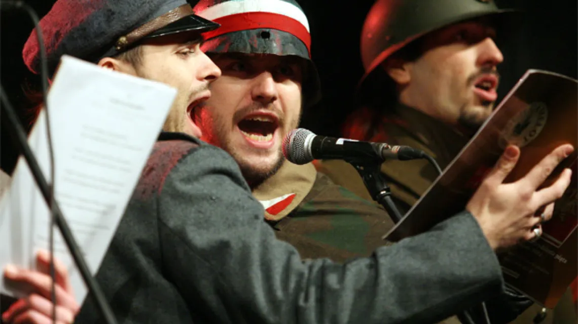 Święto Niepodległości: lekcja śpiewania pieśni patriotycznych na Rynku Głównym w Krakowie. 11 listopada 2010 r. / fot. Jacek Bednarczyk / PAP / 