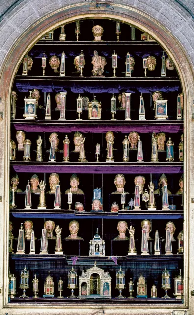 Fragment kolekcji relikwii, należącej do króla Filipa II, w bazylice w Escorialu. / ORONOZ / EAST NEWS