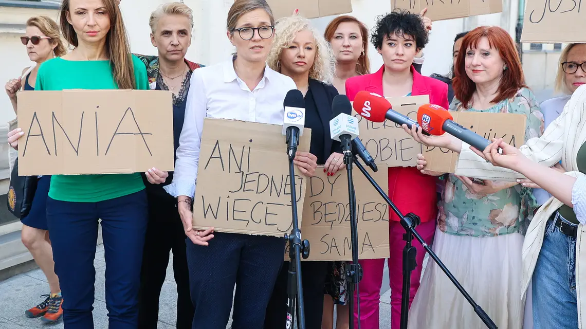 Posłanki Lewicy na konferencji ministra Adama Niedzielskiego nt. standardów opieki nad pacjentką w sytuacji konieczności przeprowadzenia zabiegu przerywania ciąży. Warszawa, 12 czerwca 2023 r. / fot. Piotr Molecki / East News / 