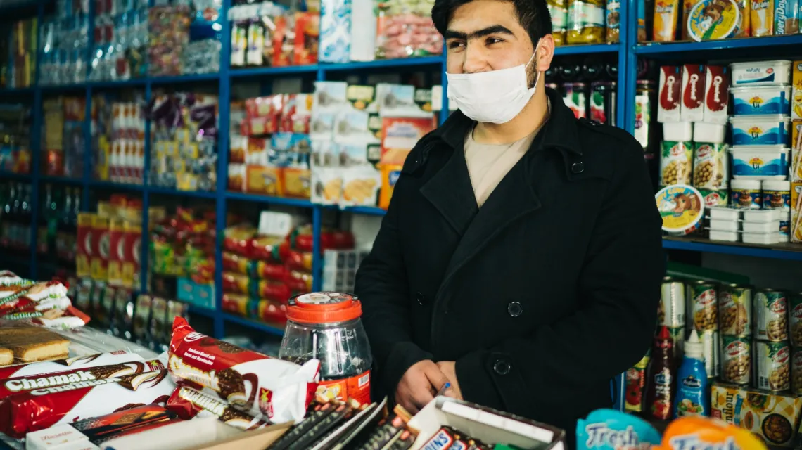 Samim, właściciel sklepu niedaleko Uniwersytetu Kabulskiego. Kabul, kwiecień 2020 r. / FOT. PAWEŁ PIENIĄŻEK / 