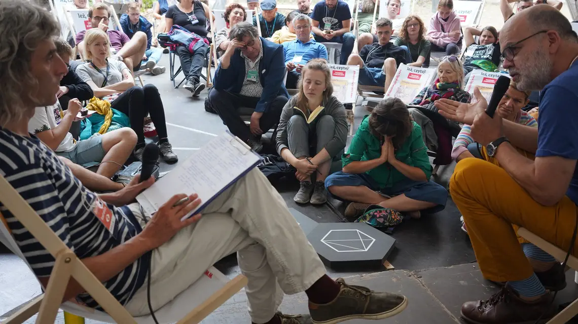 Slot Art Festival, Strefa Dialogu „Tygodnika Powszechnego”, spotkanie z Piotrem Mucharskim, redaktorem naczelnym. Lubiąż niedaleko Wrocławia, lipiec 2019 r. / FOT. GRAŻYNA MAKARA / 