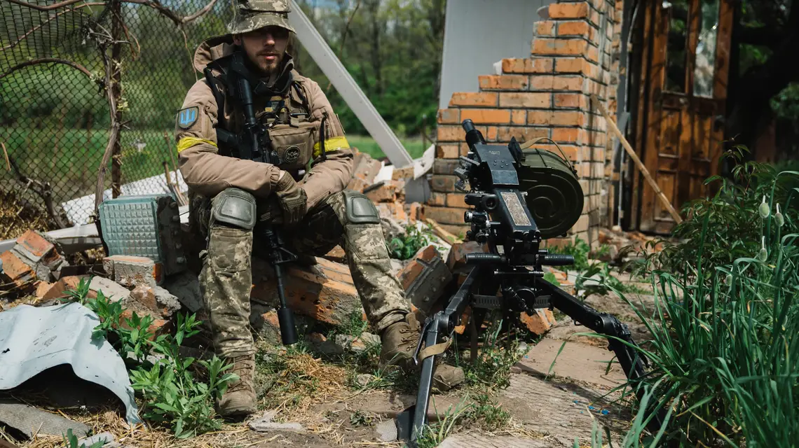 28-letni Jan ze Lwowa całe dorosłe życie spędził w armii. Teraz jest dowódcą kompanii legionu międzynarodowego. 17 maja 2022 r. / FOT. PAWEŁ PIENIĄŻEK / 
