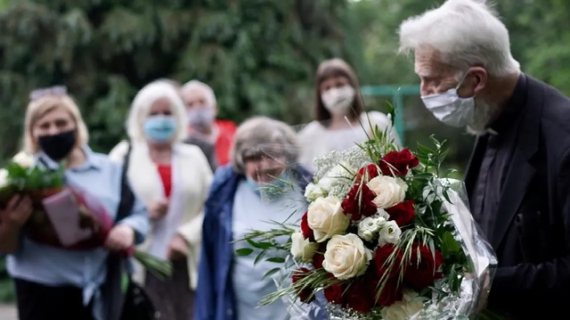 Ks. Adam Boniecki odbiera kwiaty od Klubów „Tygodnika Powszechnego” w ogrodzie przy bazylice św. Floriana w Krakowie, 11 czerwca 2020. Fot. GRAŻYNA MAKARA / 