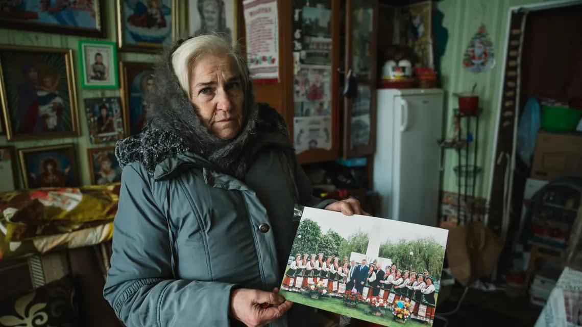 Ludmiła Bondarewa pokazuje zdjęcie chóru ludowego / FOT. PAWEŁ PIENIĄŻEK / 