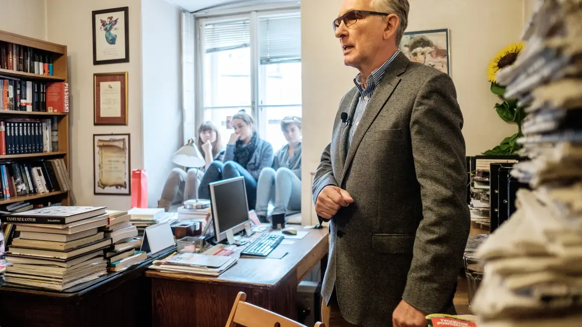 Prof. dr hab. Andrzej Chwalba podczas wykładu „Wiślna w Krakowie, wiek XX” / / Fot. Kamila Zarembska