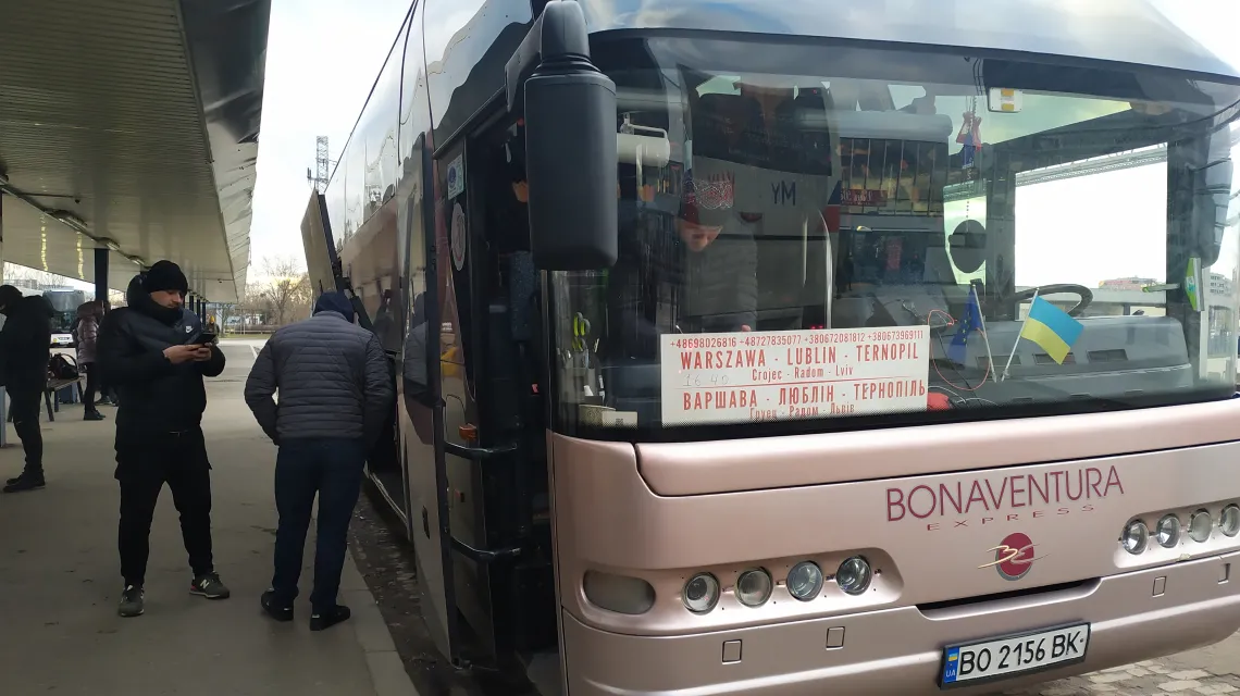 Warszawa Zachodnia, autobus relacji Warszawa-Tarnopol, 26 lutego 2022 r. / / fot. Marta Zdzieborska dla TP
