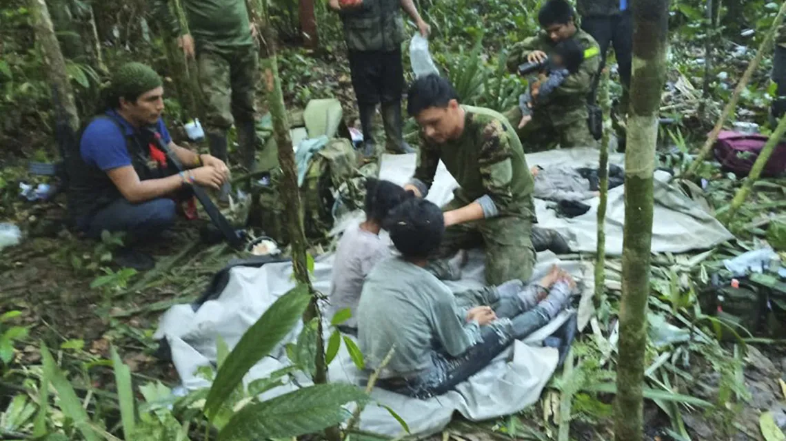Członkowie armii opiekują się czwórką odnalezionych dzieci, które po katastrofie małego samolotu spędziły miesiąc w amazońskiej dżungli. Kolumbia, 9 czerwca 2023 r. / FOT. Colombian Presidency / AFP / 