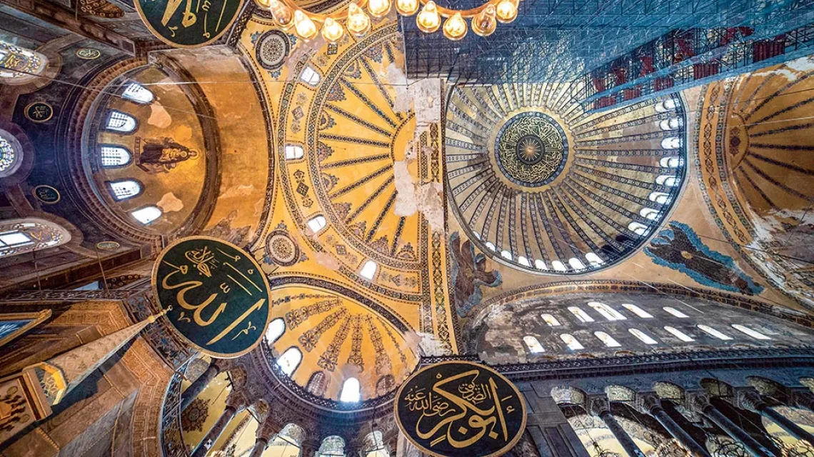 Sklepienia świątyni Hagia Sophia. Stambuł, wrzesień 2018 r. / NICOLAS ECONOMOU / NURPHOTO / GETTY IMAGES