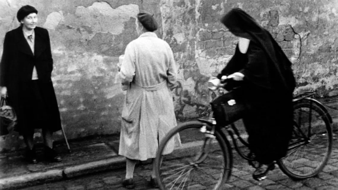„O pisaniu żywotów świętych” – fotografia Marka Piaseckiego z 1961 r. / 