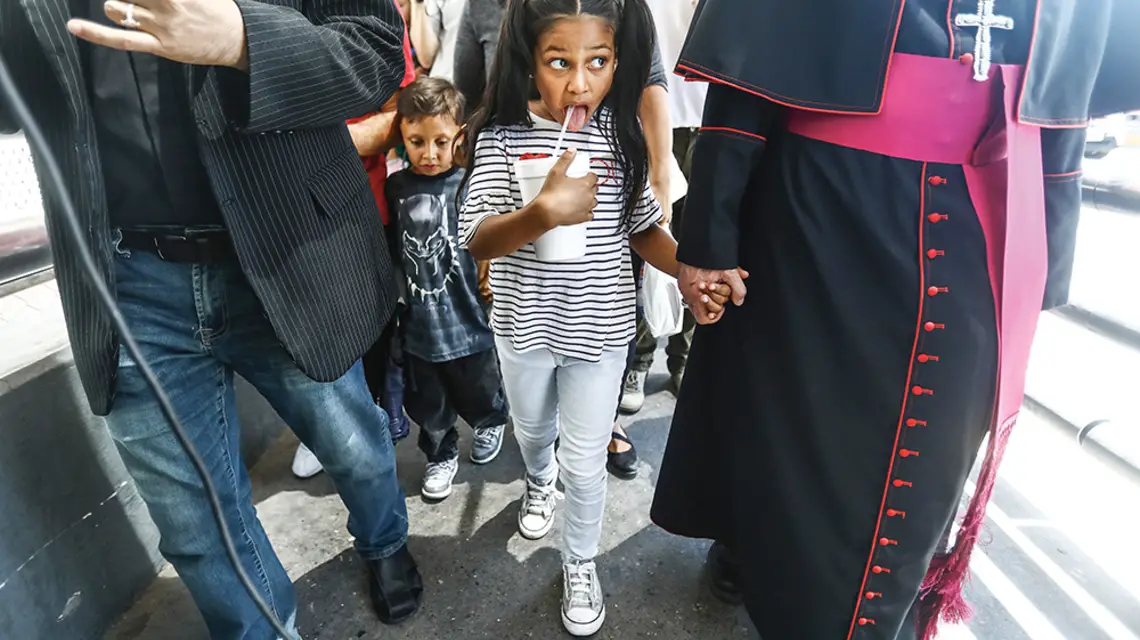 Biskup amerykańskiego El Paso Mark Seitz odprowadza do meksykańskiego miasta Ciudad Juarez imigrantów deportowanych z USA, 27 lipca 2019 r. / MARIO TAMA / GETTY IMAGES