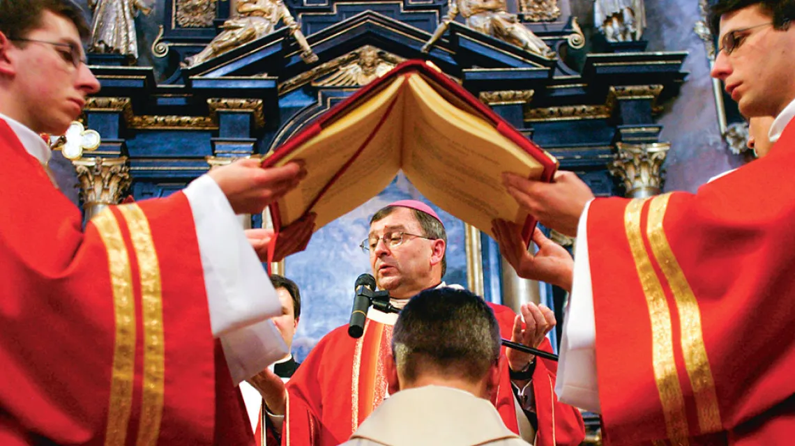 Arcybiskup Józef Życiński udziela święceń biskupich. Lublin, maj 2004 r. /  / WOJTEK JARGIŁO / FORUM