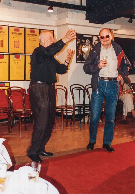 Erwin Axer i Sławomir Mrożek po premierze „Miłości na Krymie” w Teatrze Współczesnym, Warszawa 1994  r. / MICHAŁ ENGLERT / ZE ZBIORÓW TEATRU WSPÓŁCZESNEGO