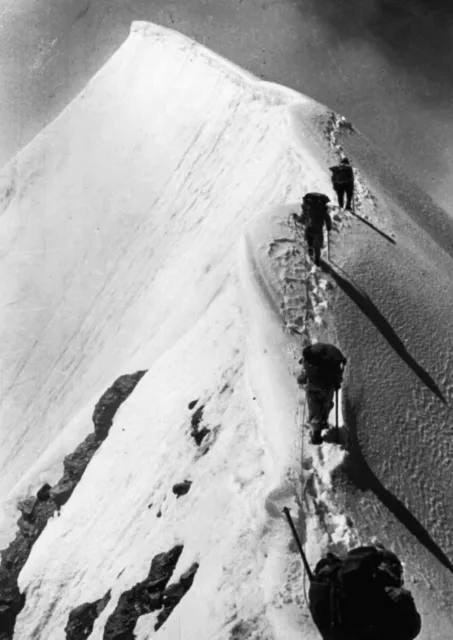 Polscy wspinacze podchodzą pod Śnieżną Kopę na Nanda Devi East, lato 1939 r. / Archiwum Magdaleny Bujak-Lenczowskiej za „Polscy himalaiści” Dariusza Jaronia