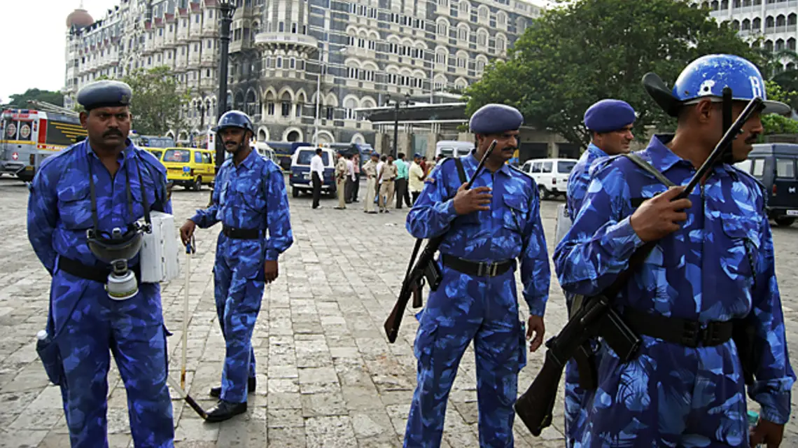 Indyjskie służby policyjne przed hotelem Taj Mahal, 28 listopada 2008 r. / fot. Andrzej Meller / 
