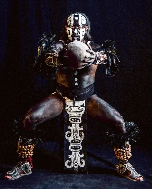 Meksykański tancerz Isaac Luna jako Mictlantecuhtli (mitologiczne bóstwo zmarłych) w prekolumbijskiej grze ulama, miasto Meksyk, 21 sierpnia 2019 r. / OMAR TORRES / AFP / EAST NEWS