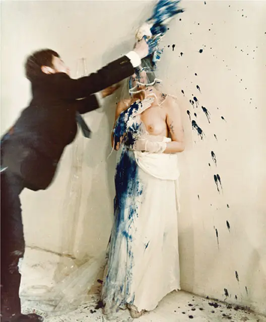 Guenter Brus, "Akcja z Dianą" (1967/2005). Dokumentacja fotograficzna: Kurt Kren. Galerie Heike Curtze / Sammlung Essl Privatstiftung / MOCAK / 