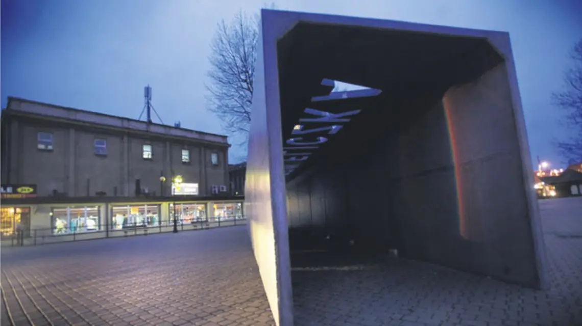 Instalacja AUSCHWITZWIELICZKA, plac Niepodległości na krakowskim Podgórzu, 2009 r. / fot. Grażyna Makara / 