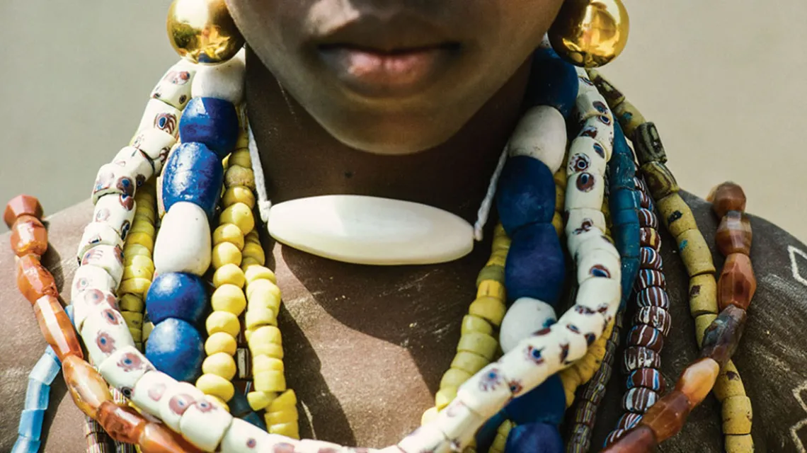 Biżuteria, którą kobiety w Ghanie zakładają, gdy osiągają dojrzałość płciową / EYE UBIQUITOUS / GETTY IMAGES