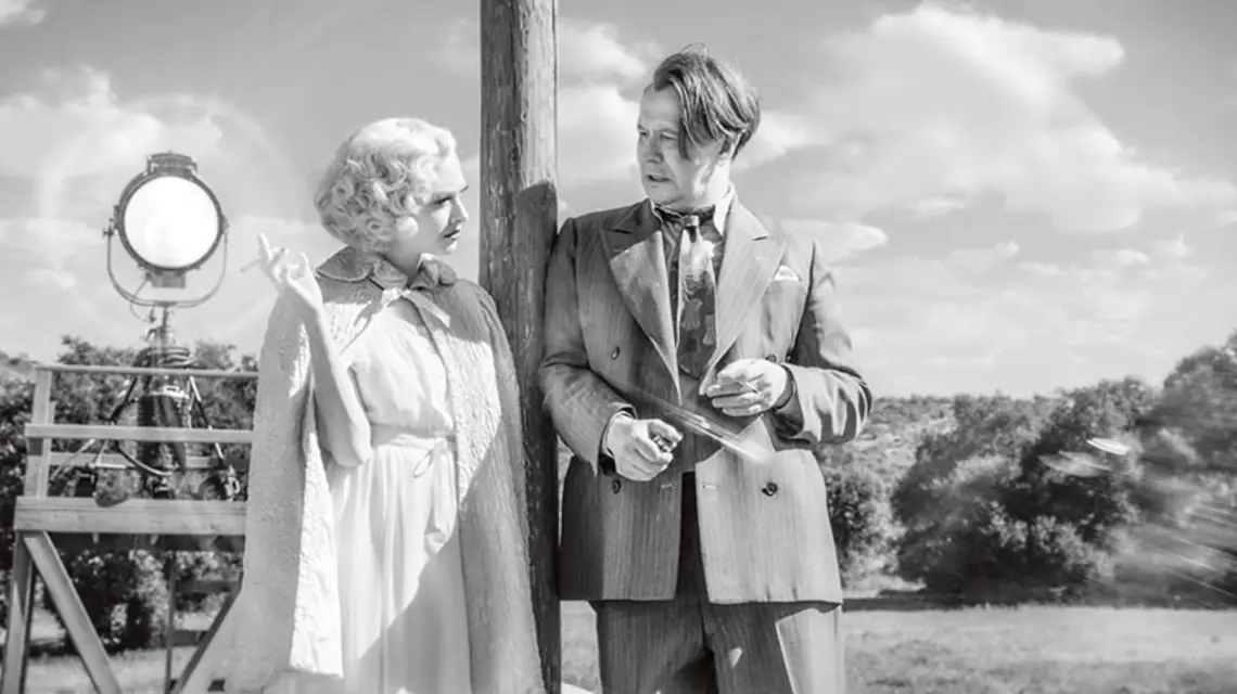 Amanda Seyfried jako Marion Davies i Gary Oldman jako Herman Mankiewicz w filmie „Mank” / NETFLIX