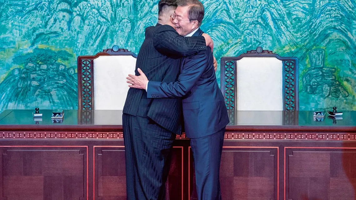 Prezydent Korei Płd. Moon Jae-in oraz przywódca Korei Płn. Kim Dzong-un podczas spotkania w strefie zdemilitaryzowanej w Panmundżom, kwiecień 2018 r. / REUTERS / FORUM