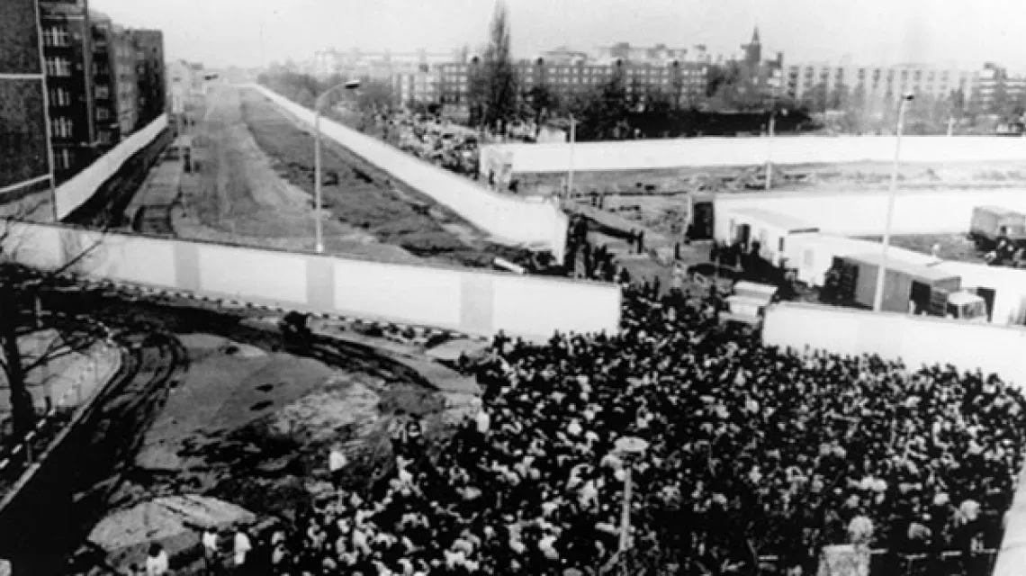 Berlin, 11 listopada 1989 r.: nowo otwarte przejście graniczne przy Eberswalderstrasse / fot. archiwum Wojciecha Pięciaka / 