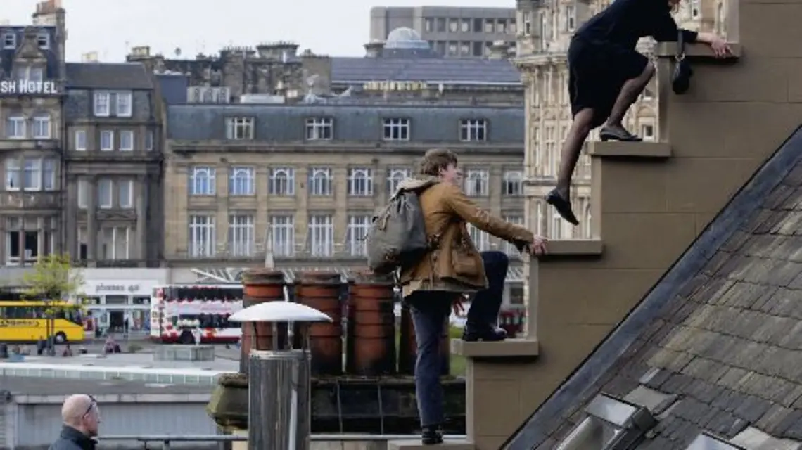 Jamie Bell (z plecakiem) jako Hallam Foe/ fot. materiały dystrybutora / 