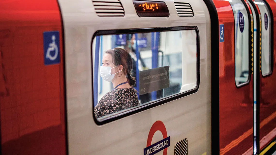 Pierwszy dzień masek w metrze, Londyn, 15 czerwca 2020 r. / TOLGA AKMEN / AFP / EAST NEWS